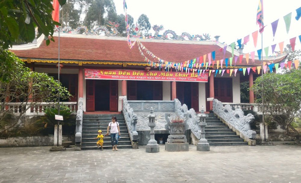 đền thờ mẫu tại hồ Thác Bà